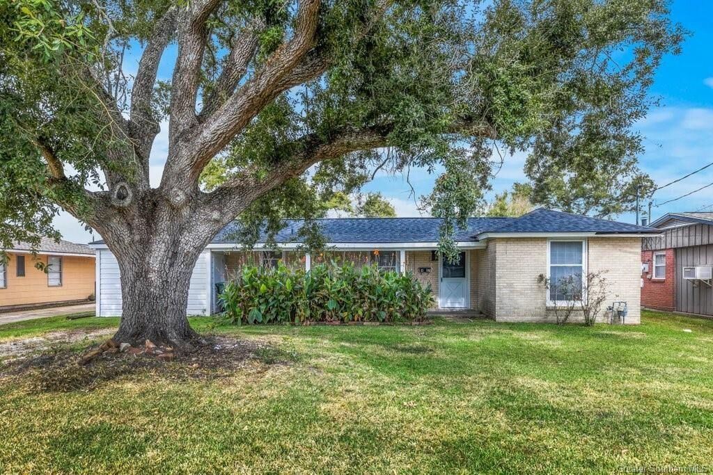 Property Photo: 417 E Claude Street E LA 70605