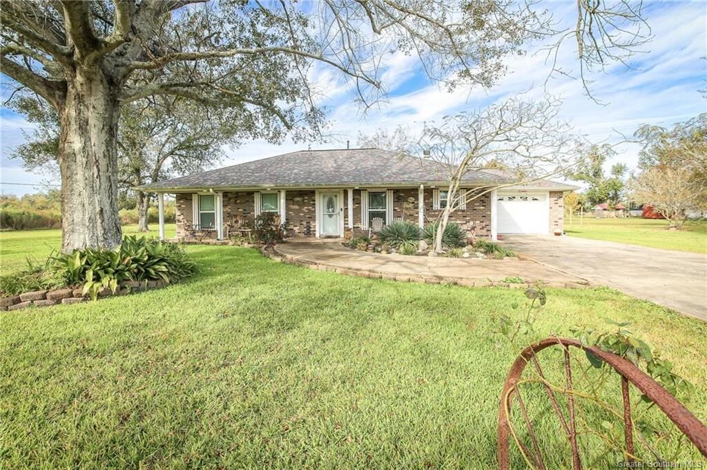 Property Photo:  910 Oak Lane  LA 70645 