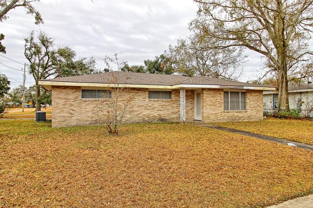 Property Photo:  904 E School Street E  LA 70607 