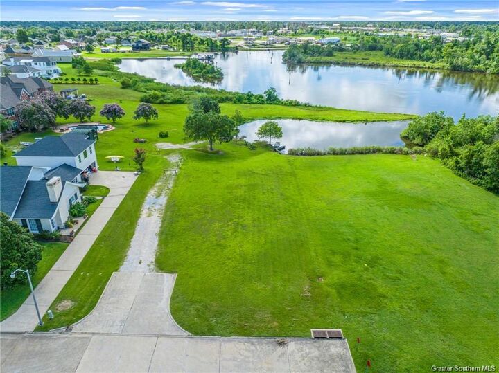 Property Photo:  2035 Charvais Drive  LA  