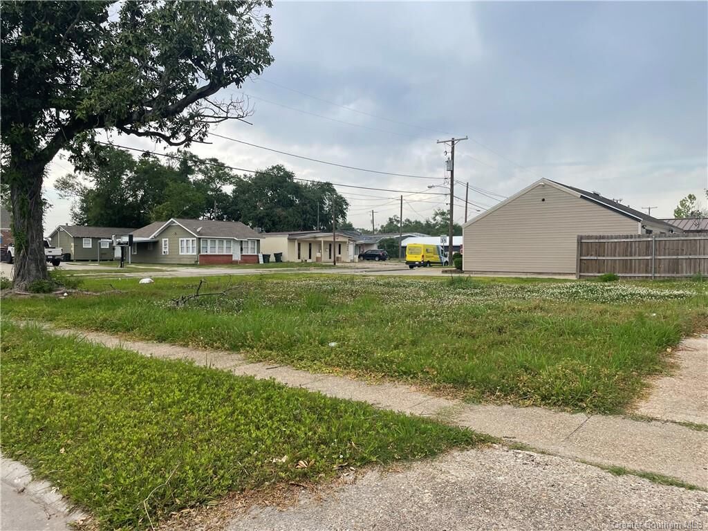 Property Photo: 2609 Common Street LA 70601