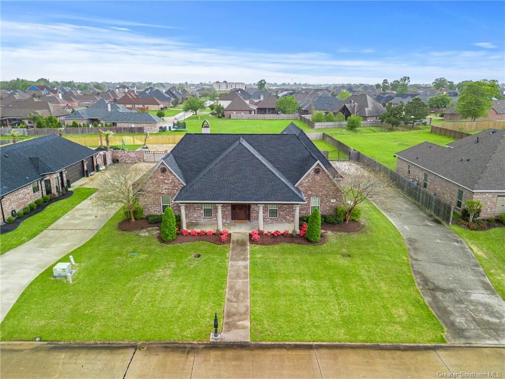 Property Photo: 5132 E Worthington Drive E LA 70605