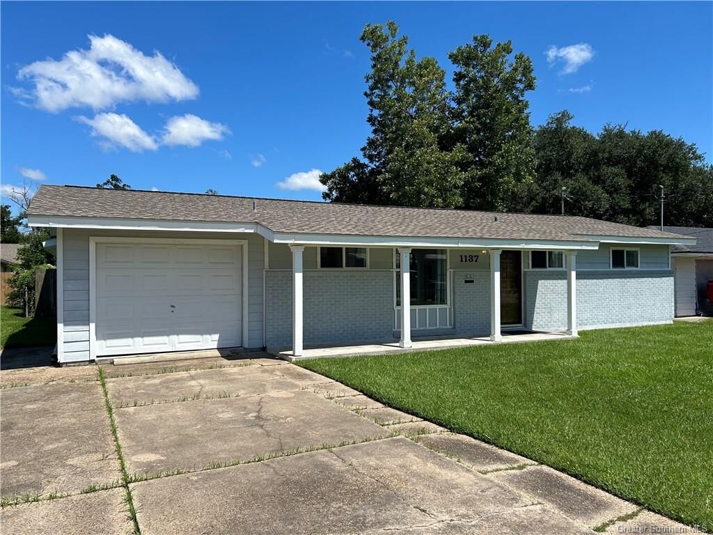 Property Photo:  1137 California Street  LA 70607 