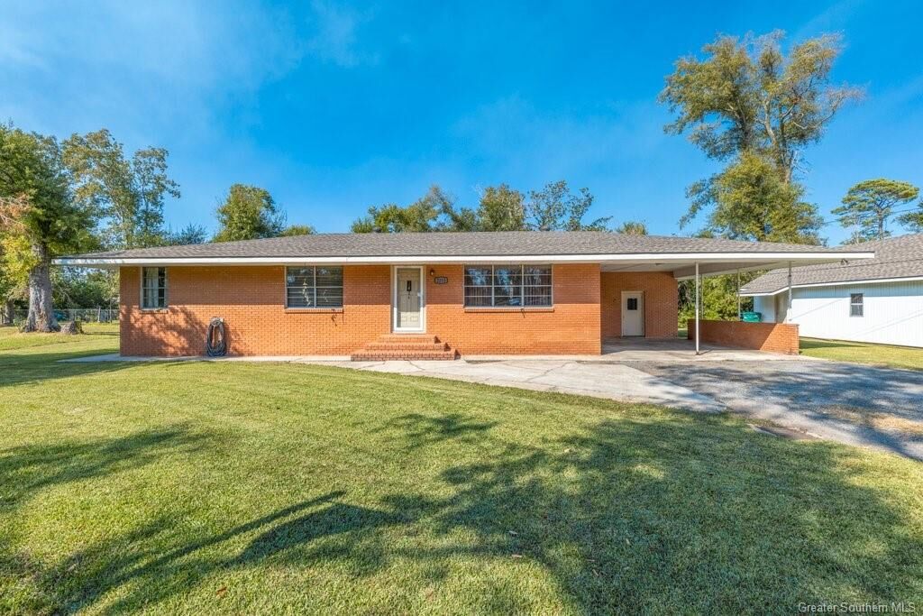 Property Photo: 2215 Division Road LA 70663