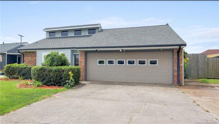 Property Photo:  152 E Lee Street E  LA 70663 