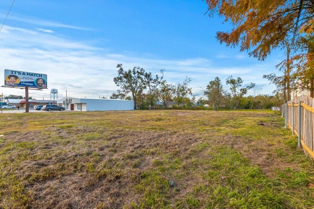 Property Photo: 907 E Prien Lake Road E LA 70601