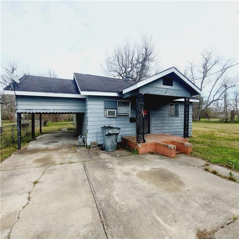 Property Photo:  624 N Jake Street N  LA 70601 