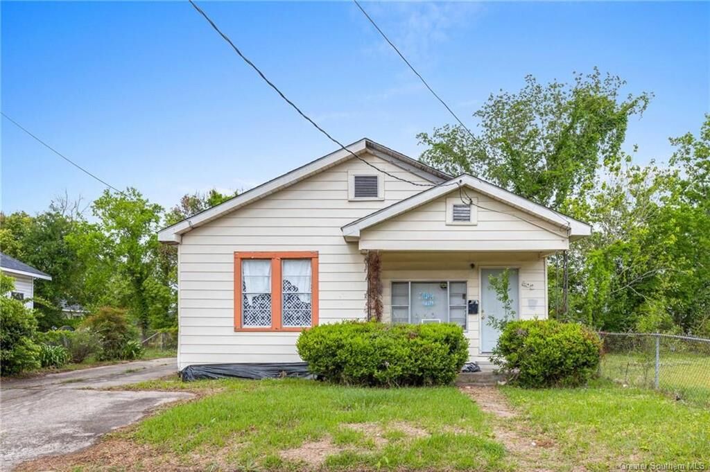 Property Photo:  402 V E Washington Avenue  LA 70601 