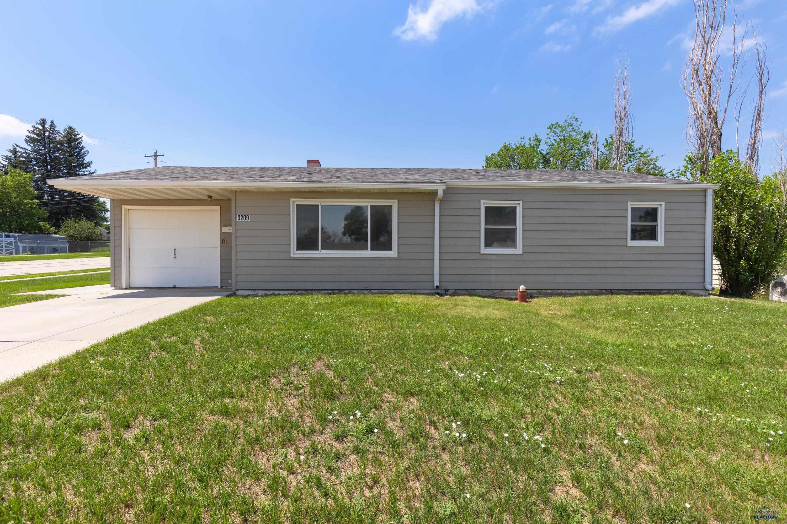 Property Photo: 3209 Lynnwood Ave SD 57701