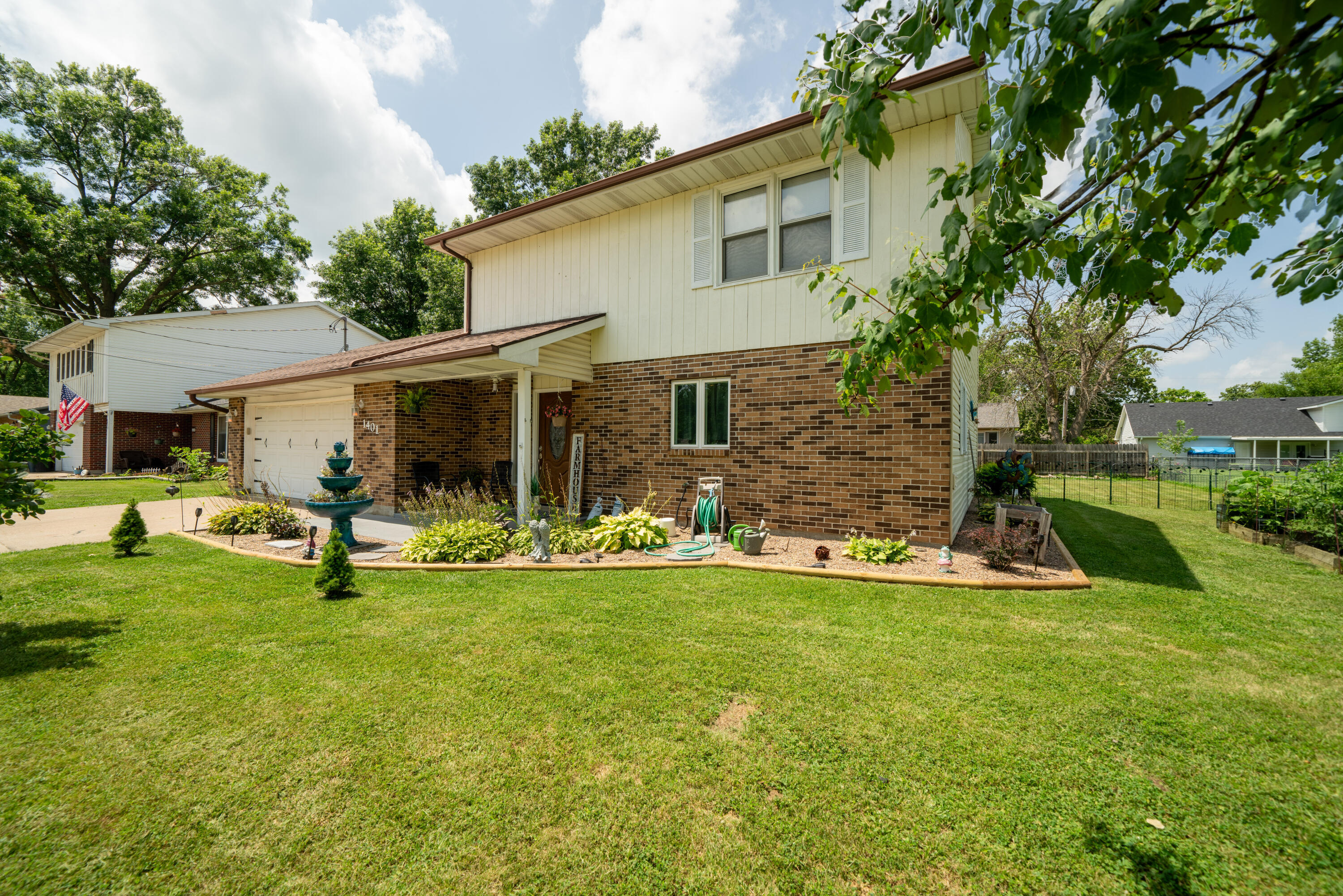 Property Photo: 1401 Omar St MO 65265