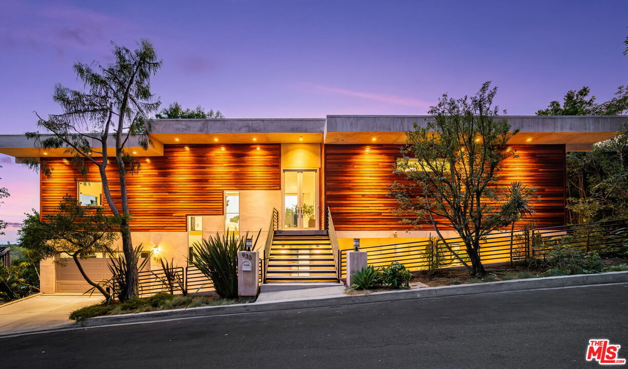 933 Bluegrass Ln  Los Angeles CA 90049 photo