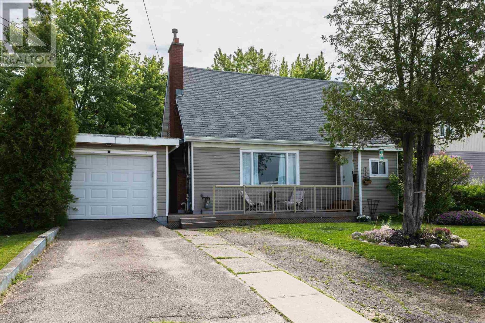 Property Photo:  564 Pine St  ON P6B 3E7 