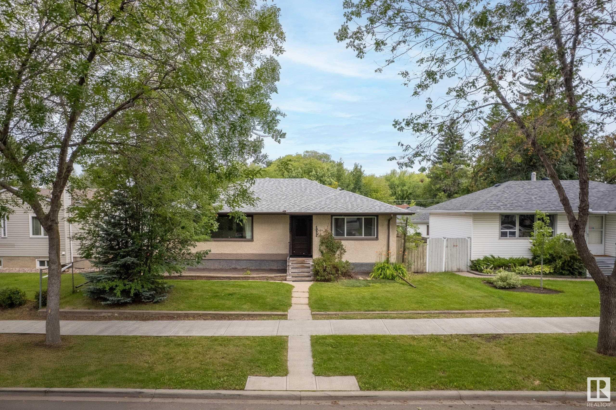 Photo de la propriété: 10444 64 Avenue NW AB T6H 1S7