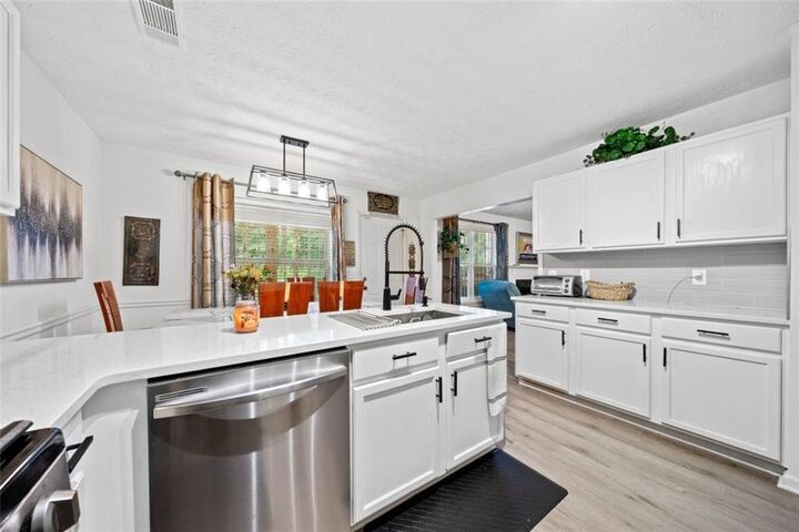 Property Photo: 2575 Kentshire Way GA 30044