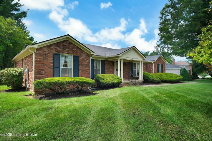 Property Photo: 602 Nottingham Pkwy KY 40222