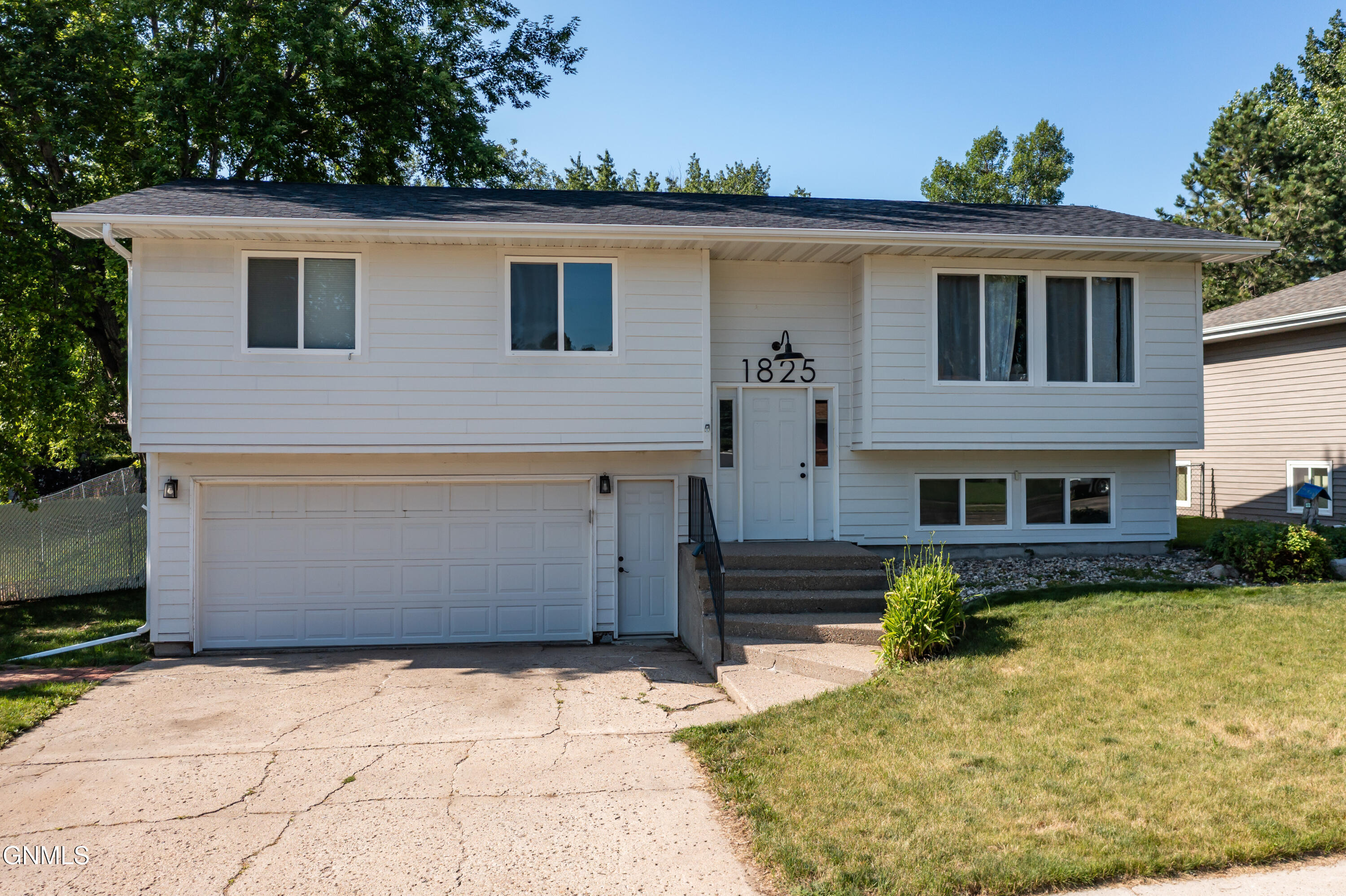 1825 Masterson Avenue  Bismarck ND 58501 photo