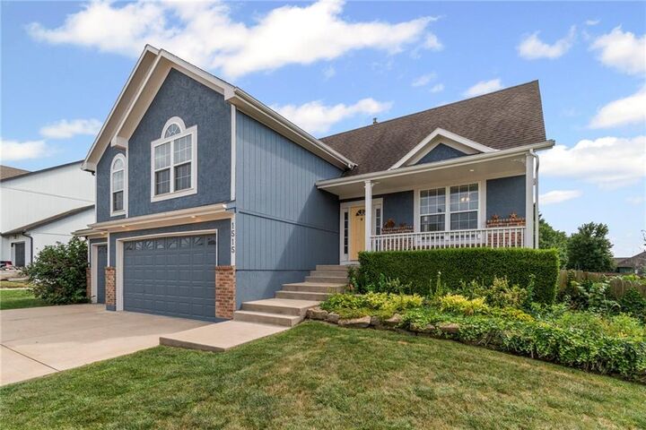 Property Photo:  1515 Deer Path  MO 64083 