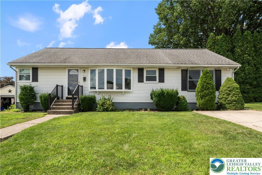 Property Photo:  1621 Primrose Lane  PA 18018