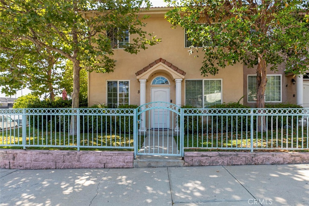 Property Photo: 9360 Sunland Park Drive 3 CA 91352