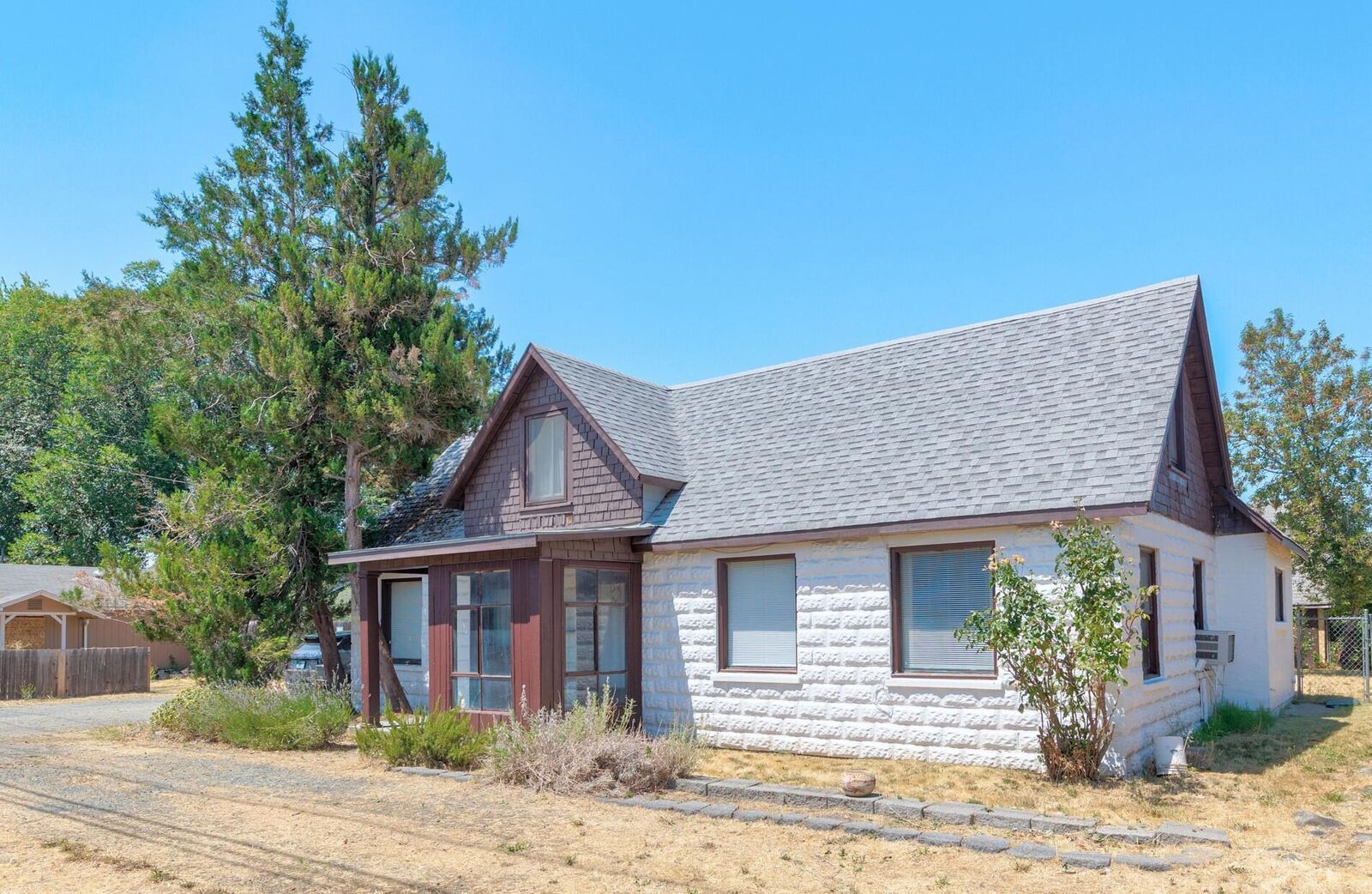 Property Photo:  2352 Redwood Avenue  OR 97527 