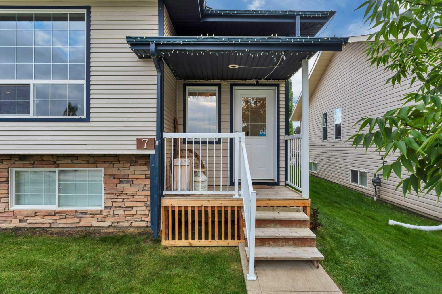 Property Photo: 7 Ralston Crescent AB T4P 3Y5