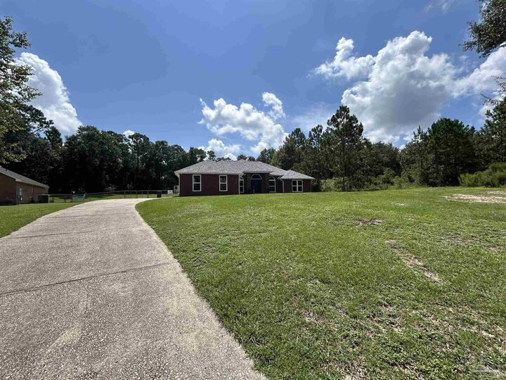Property Photo: 150 Countri Ln FL 32533