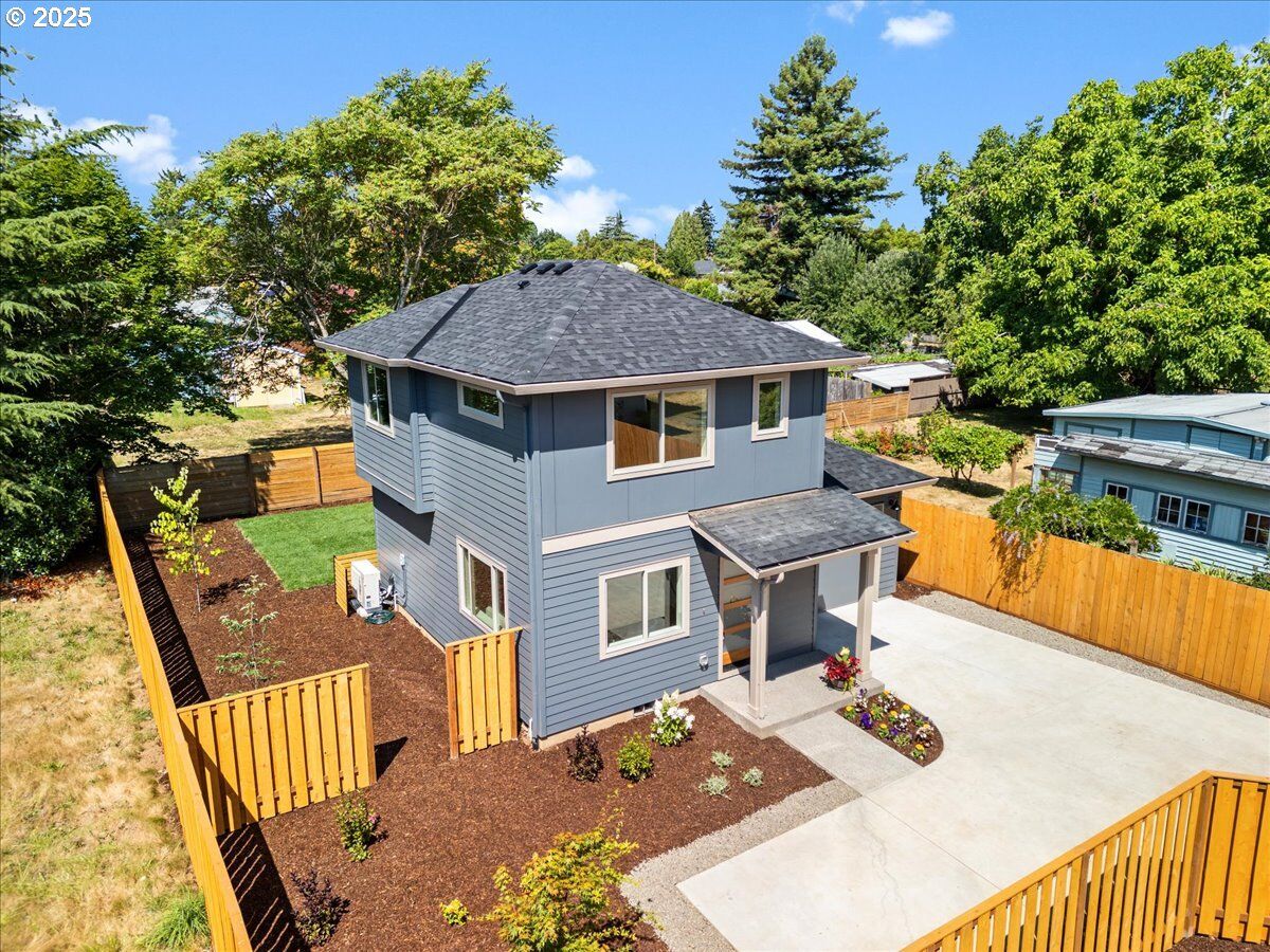 Property Photo:  3815 SE 76th Ave Unit C  OR 97206 