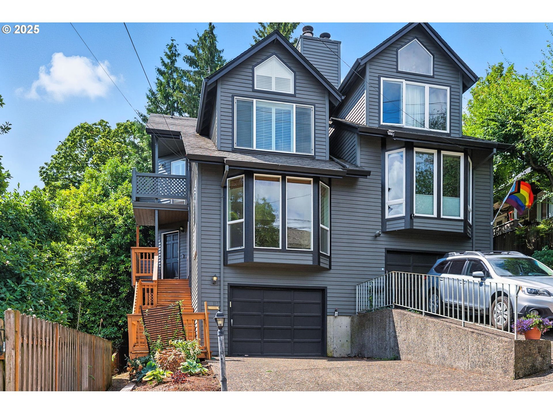 Property Photo: 114 S Abernethy St OR 97239