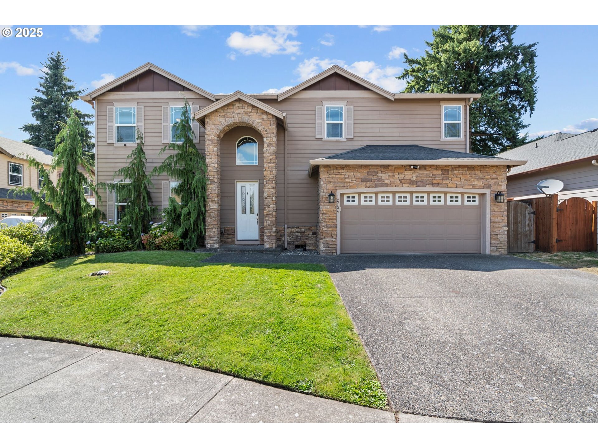 Property Photo: 12704 NE 11th Pl WA 98685