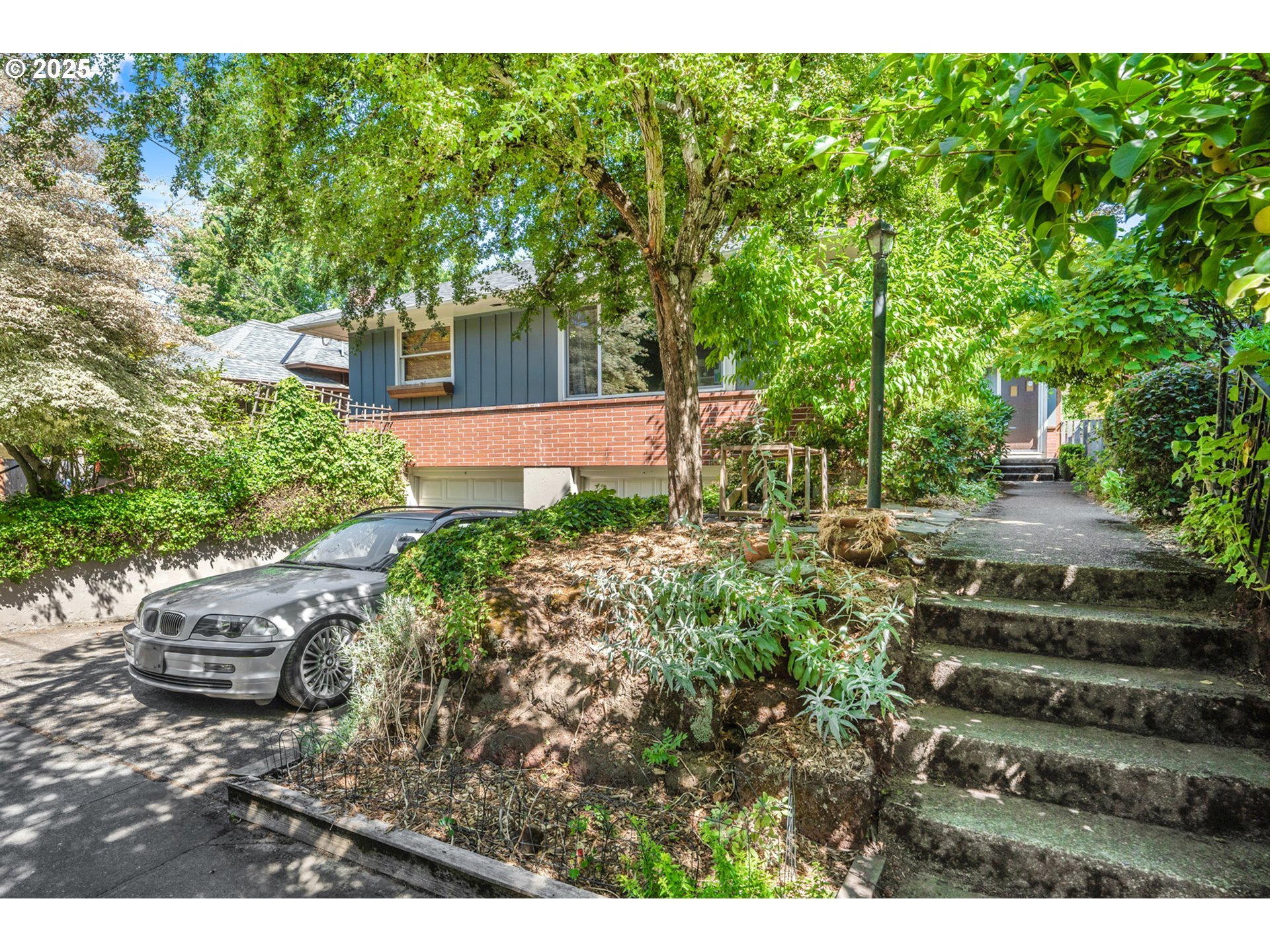 Property Photo: 3045 NE Couch St OR 97232