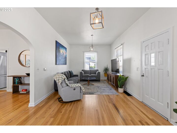 Property Photo:  924 NE 3rd Ave  WA 98607 