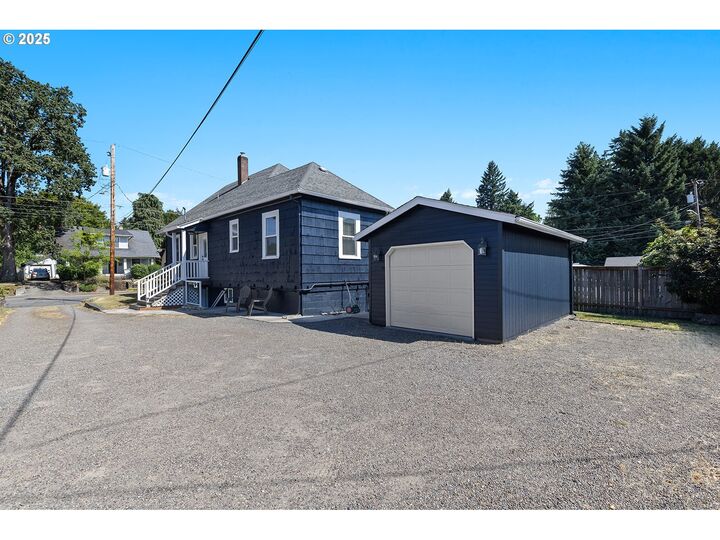 Property Photo:  924 NE 3rd Ave  WA 98607 