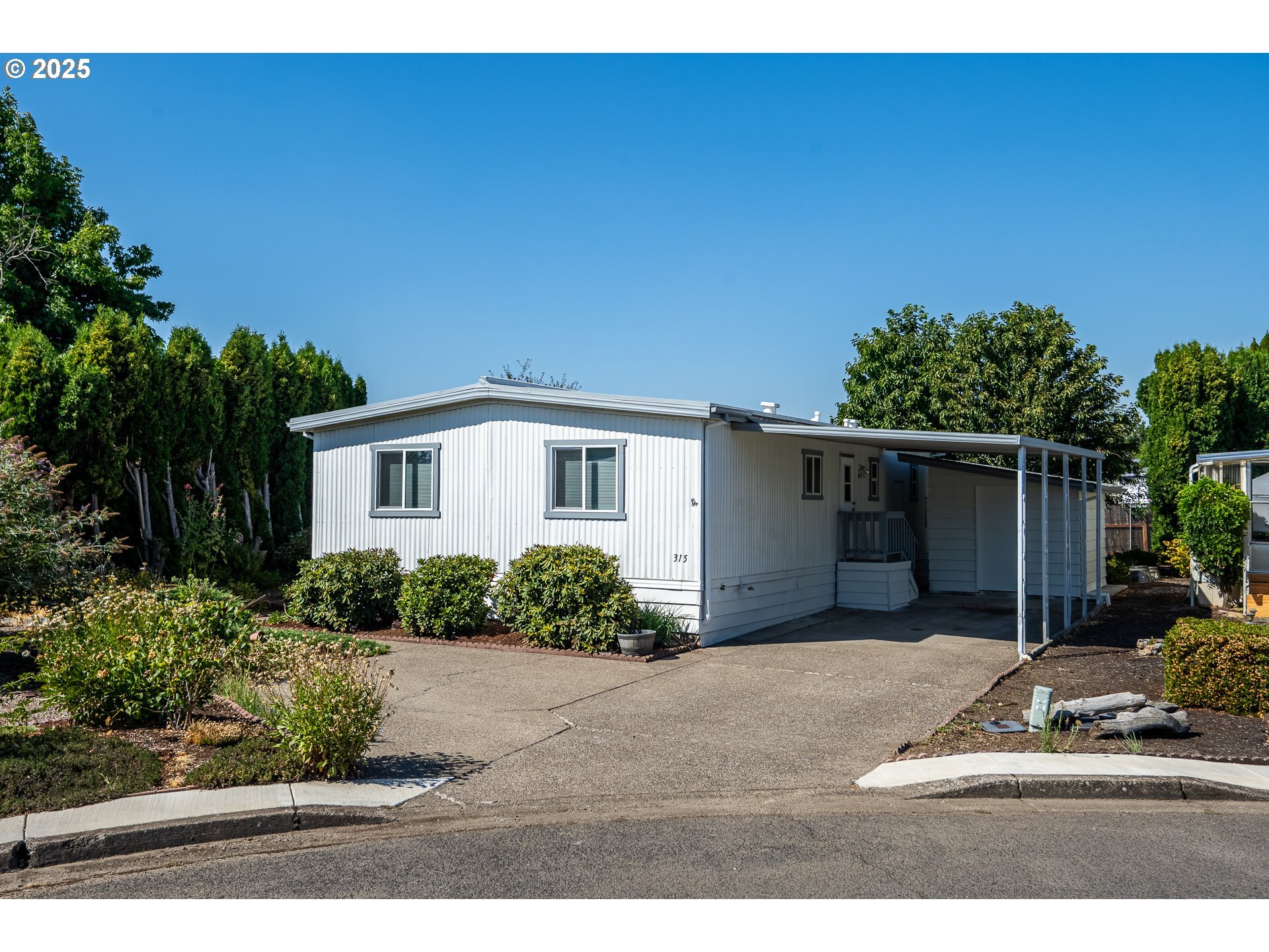 Property Photo:  1199 N Terry St 315  OR 97402 