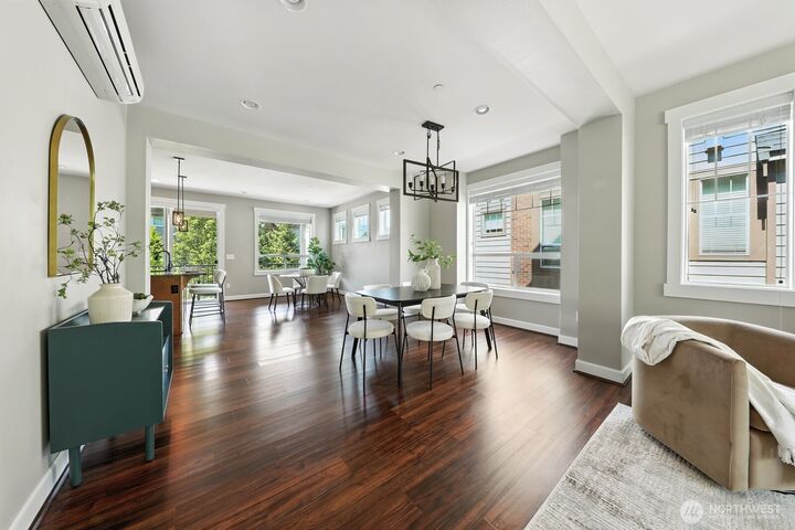 Property Photo:  1021  10th Avenue NE  WA 98029 