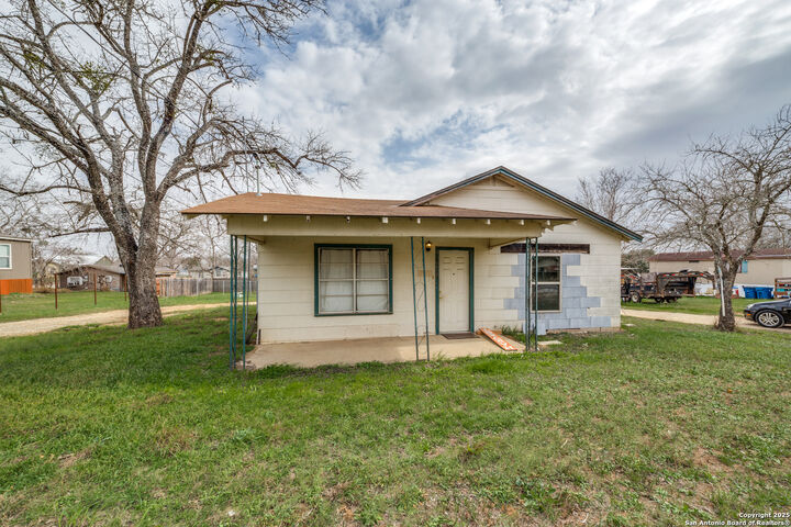 Property Photo: 914 Trail TX 78114
