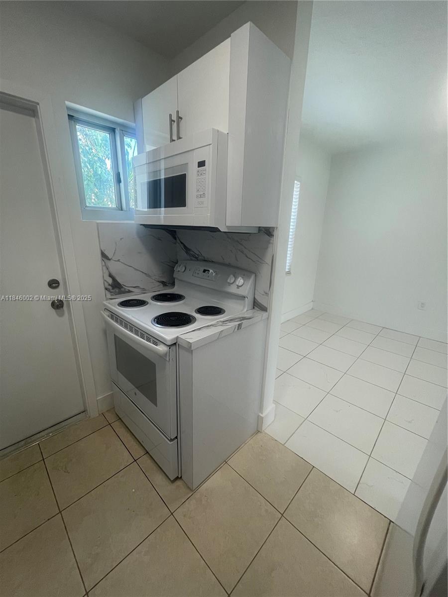 Property Photo: 553 SW 7th St 2 FL 33130