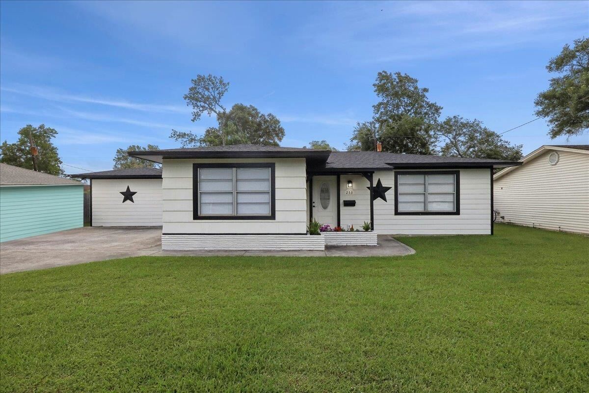 Property Photo: 253 Hampton Lane TX 77707