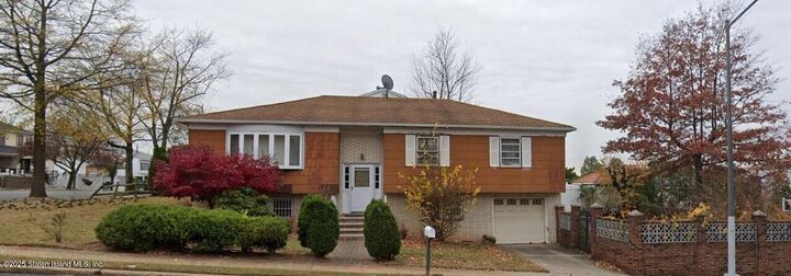 Property Photo:  306 Todt Hill Road  NY 10314 