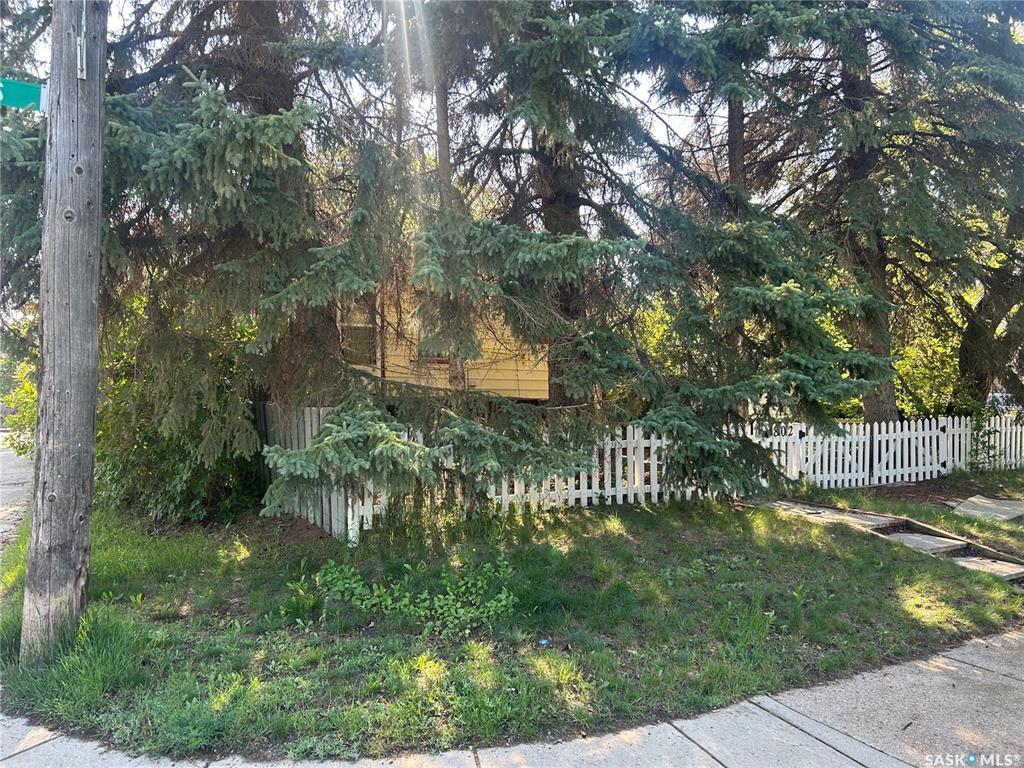 Photo de la propriété:  802 M Avenue S  SK S7M 2L5 