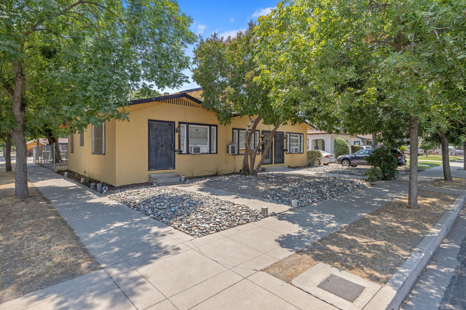 Property Photo: 701 W Noble Avenue CA 93277