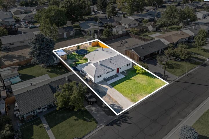 Property Photo:  2404 Dallas St  WA 99352 