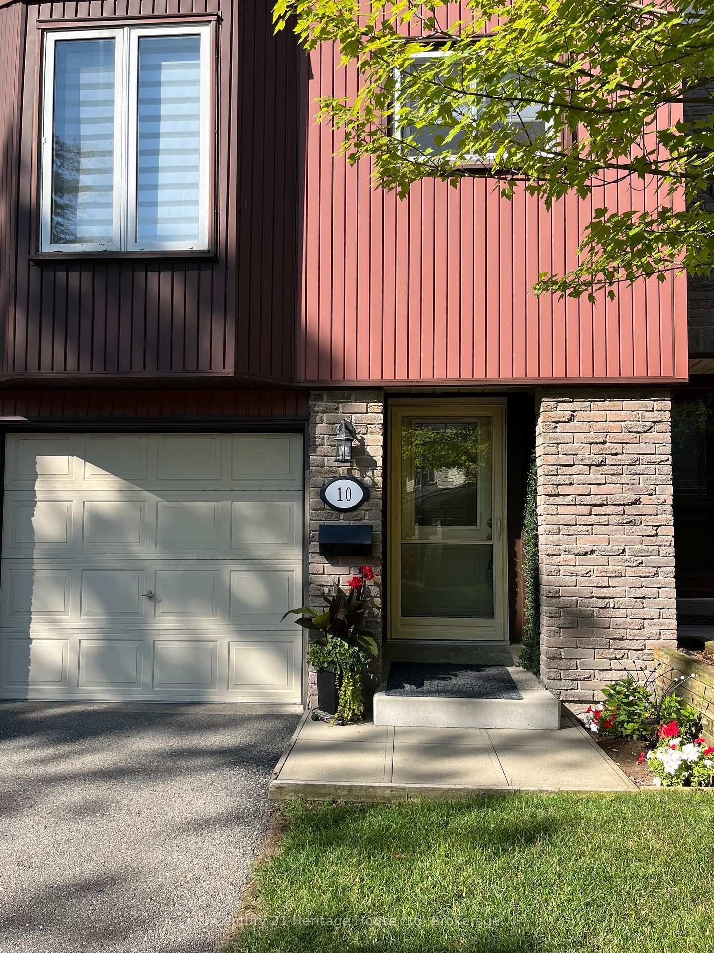 Photo de la propriété: 2 Worton Avenue 10 ON N1H 7C5