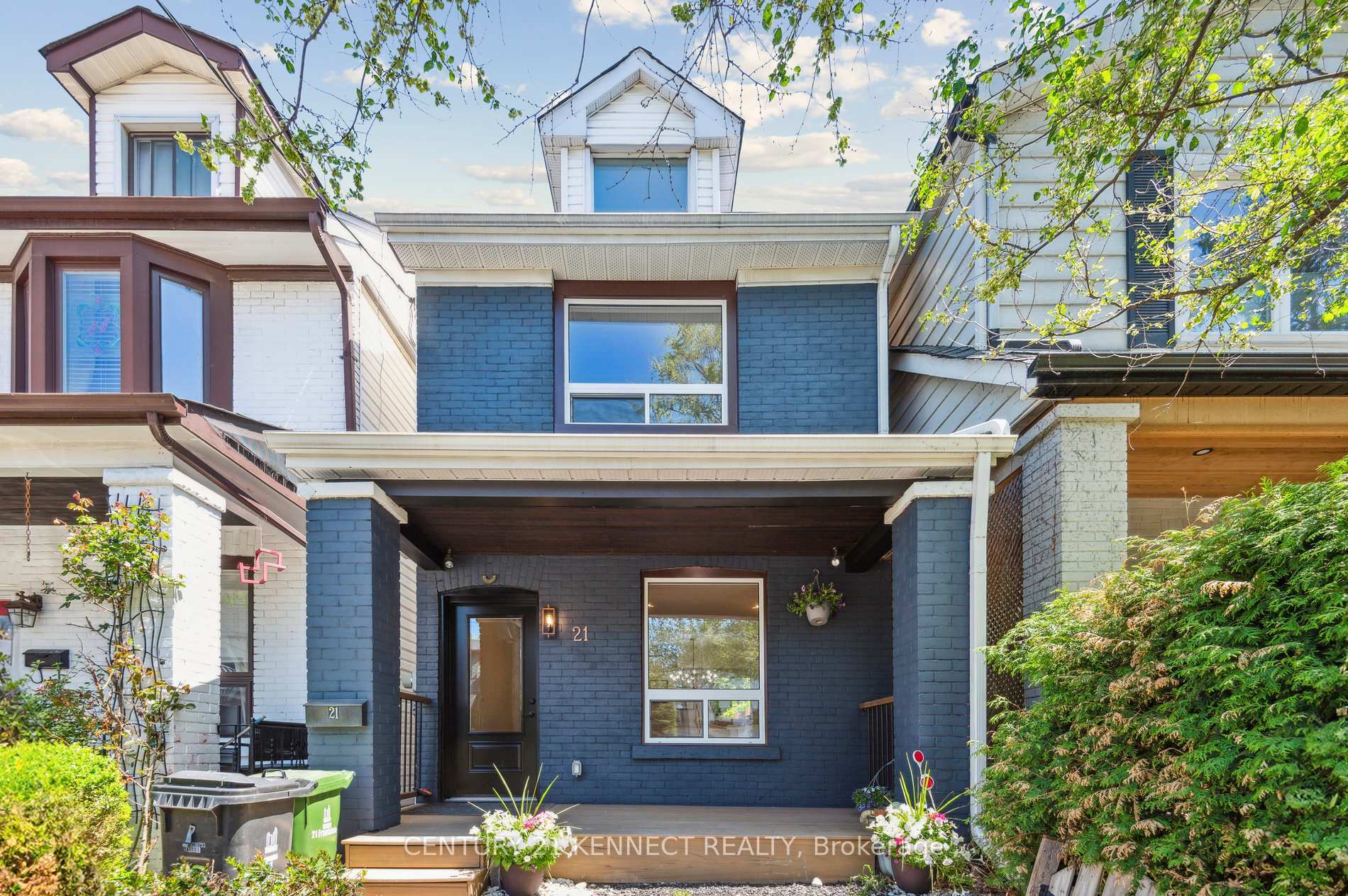 Photo de la propriété: 21 Frankdale Avenue ON M4J 3Z8