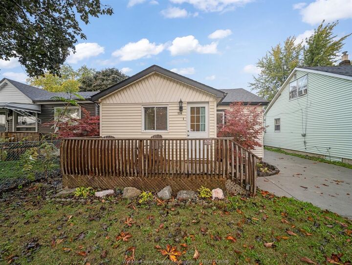 Property Photo:  674 Eugenie Street East  ON N8X 3Y4 
