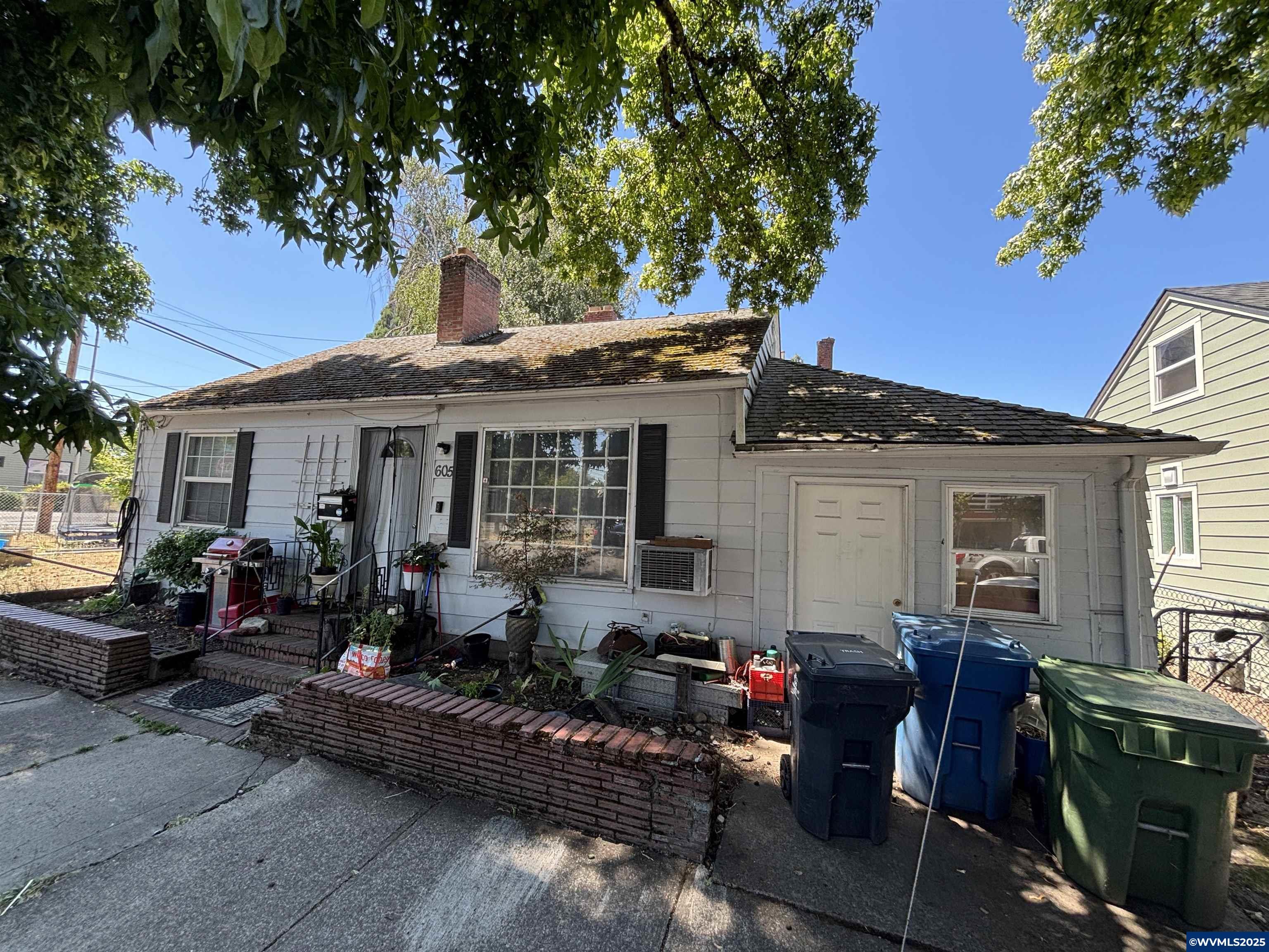Property Photo: 605 Breys Av SE OR 97301