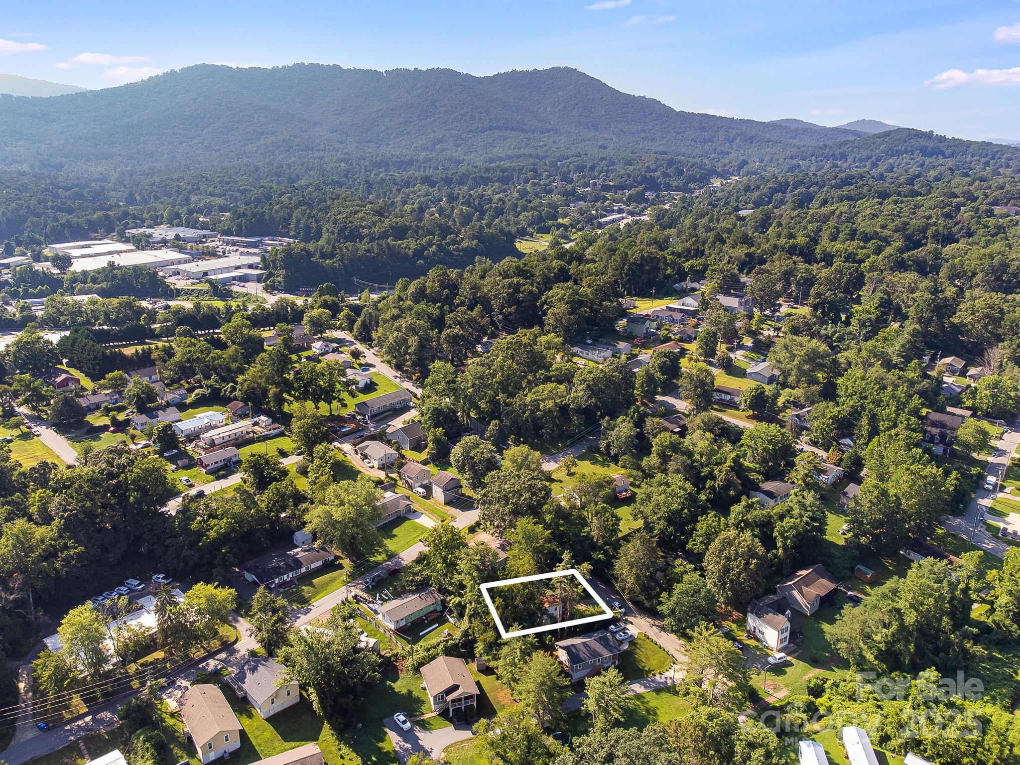 Property Photo: 1040 W Chapel Road NC 28803