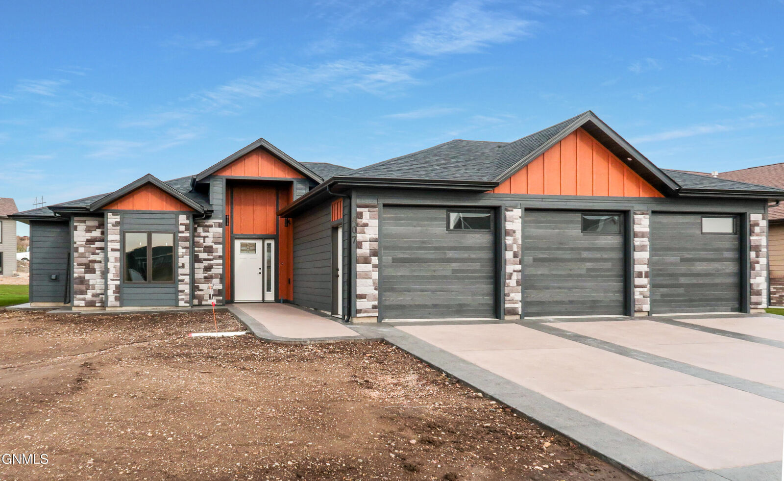 Property Photo:  407 Flint Drive  ND 58503 