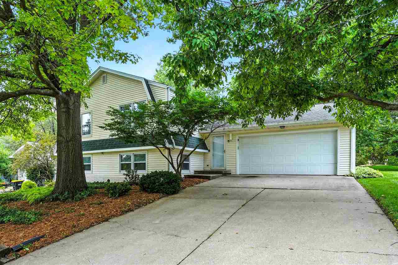Property Photo: 1129 Village Farm Ct IA 52240