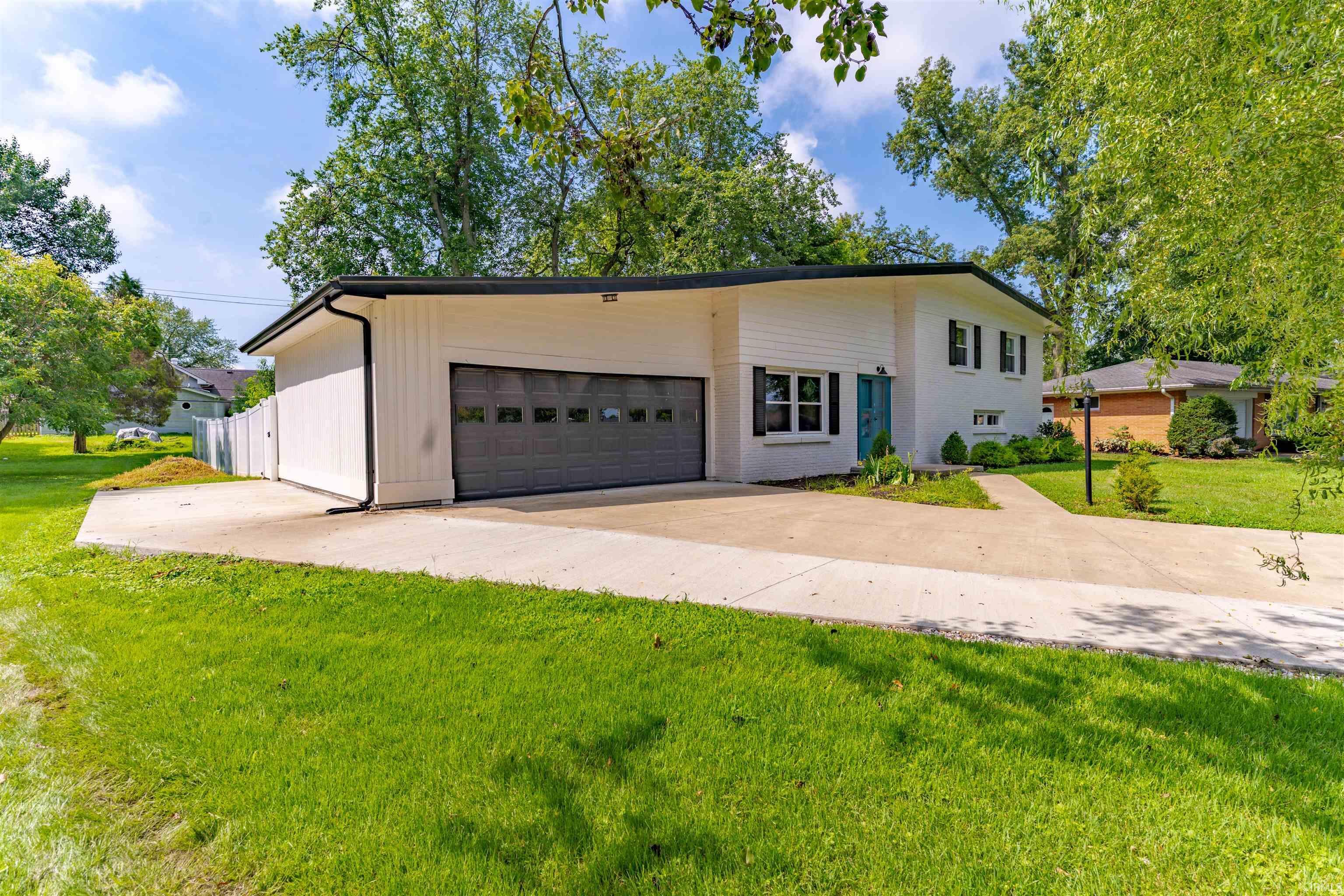 Property Photo: 6701 E Oak Street IN 47715
