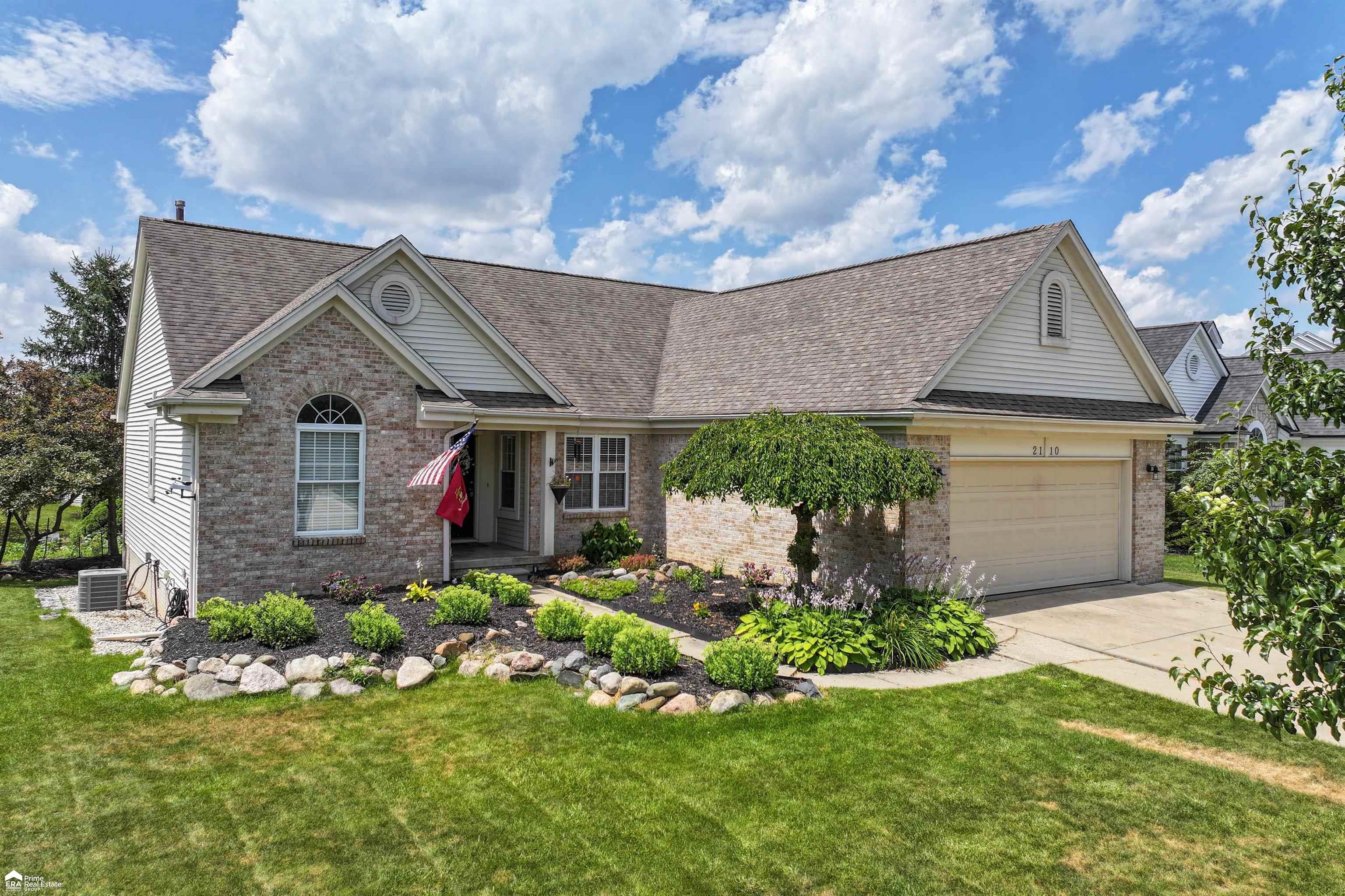 Property Photo: 2110 Lochnayne Lane MI 48423